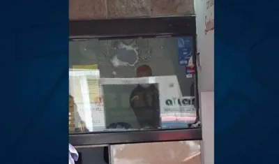 Los ladrones partieron el vidrio de seguridad con una maceta.