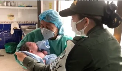 Bebé está siendo atendido en un centro asistencial.