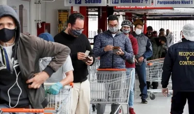 Una fila de compradores en el primer Día sin IVA.