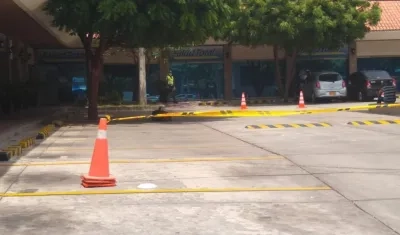 El cuerpo del hombre quedó tendido en el parqueadero, a unos pasos de la EPS.