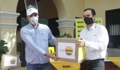 Entrega de tapabocas al alcalde de Soledad.