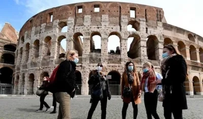 Personas con tapabocas en Italia.