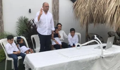 El rector de la UAC, Mauricio Molinares, asumiendo en forma virtual.