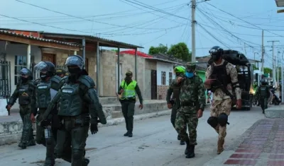Las autoridades realizan operativos en las calles del municipio.
