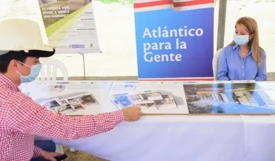 La Gobernadora Elsa Noguera revisando los proyectos.