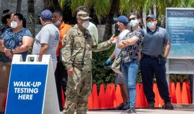 Personas con tapabocas en la Florida.