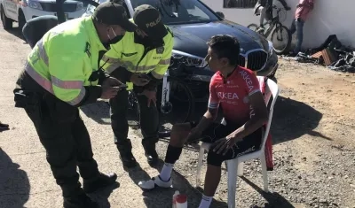Policía atiende a Nairo Quintana tras el accidente.