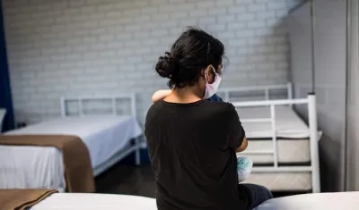 Una mujer con su bebé en un centro de acogida en Lima.