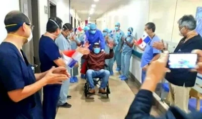 Así salió del hospital Roberto 'Mano de Piedra' Durán.