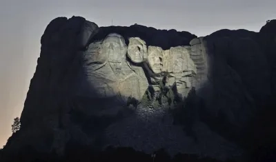 Vista del Monte Rushmore iluminado en Keystone, Dakota del Sur, Estados Unidos.