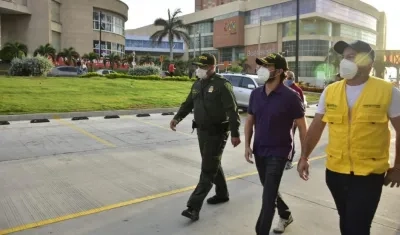 El Alcalde Pumarejo inspeccionado sectores comerciales de Barranquilla.