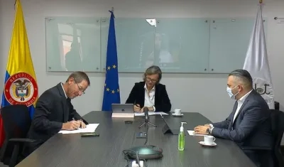 Momento de la firma del convenio.