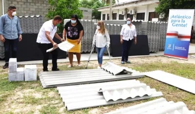 La Gobernadora Elsa Noguera, durante la entrega de las ayudas.