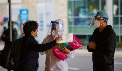 Personas con tapabocas en Ecuador.