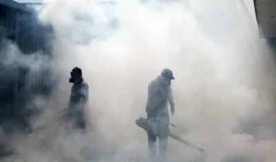 Fumigación en una calle de Costa Rica.