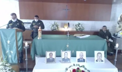 El general Ricardo Alarcón dedicando unas palabras a sus hombres fallecidos y para que los enfermos se recuperen.
