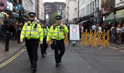 Policías en la noche del sábado en Londres, donde las calles estuvieron abarrotadas de gente.