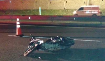En esta moto se movilizaba el policía cuando sufrió el accidente.