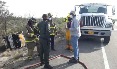 Delegados de la Alcaldía de Barranquilla en la zona de la emergencia.