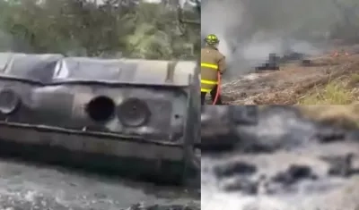 Incendio de camión fue sofocado por bomberos y cuerpos de las víctimas quedaron en el lugar.