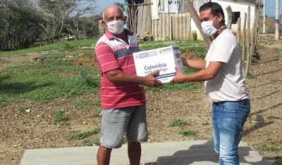 Daniel Arteta, Coordinador Municipal de Gestión del Riesgo, entregando las ayudas.