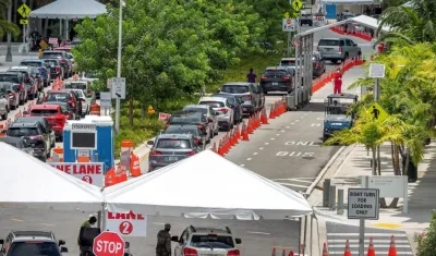 Carros hacen fila para las pruebas Covid-19.