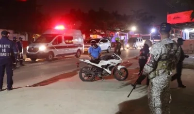 Autoridades haciendo respetar el toque de queda.