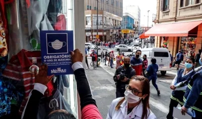 Integrantes de la Vigilancia Sanitaria controlan sobre el uso obligatorio de tapabocas.