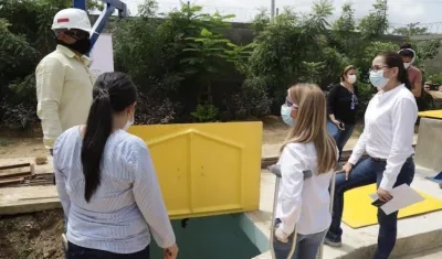 La Gobernadora Elsa Noguera inspeccionando las obras.