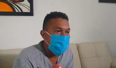 Manuel Cataño, conductor del camión cisterna, dialogando con zonacero.com