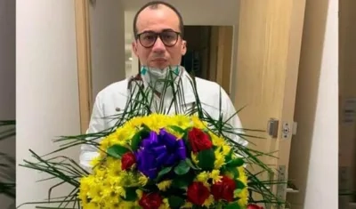 José Julián Buelvas con una de las coronas que le enviaron como amenazas.