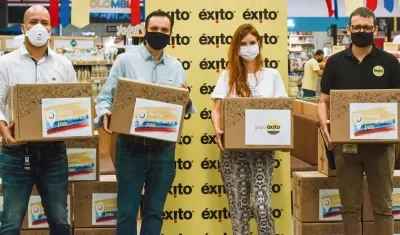 La primera dama, Silvana Puello, recibiendo la donación.