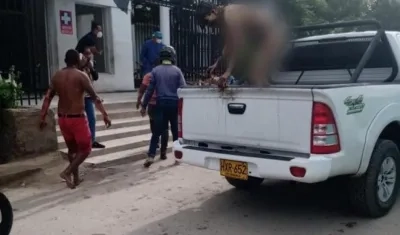 Momento en que los heridos llegan a una clínica.