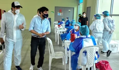 El Alcalde Jaime Pumarejo, inspeccionando el área de muestras rápidas.