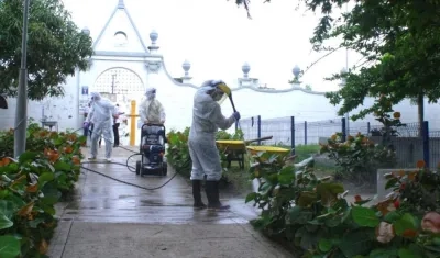 Limpieza y desinfección en el cementerio de Soledad.