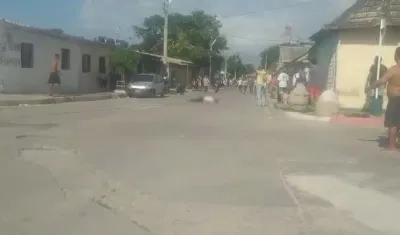 Momentos en que vecinos trataban de quitarle el cable al niño.