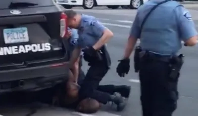 Momento en el que asesinan a George Floyd.