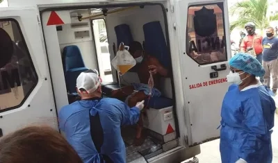 Momento del traslado de uno de los pacientes en Santa Marta.