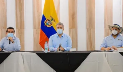 El Presidente Duque (centro) durante entrega de ventiladores en Córdoba.