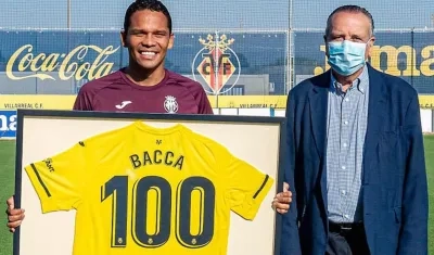 Carlos Bacca con la camiseta 100 por los partidos que lleva con el Villarreal.