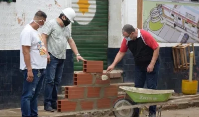 El Alcalde Roberto Celedón, colocando la primera piedra de la obra. 