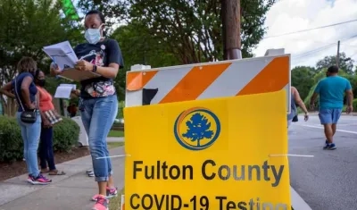 Personas con tapabocas en Estados Unidos.
