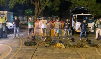 Los capturados con cargamento de cigarrillo de contrabando.