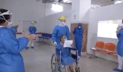 El paciente recuperado saliendo del HGB.