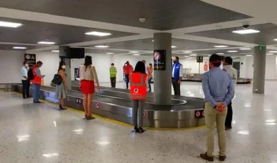 Equipo técnico de la Aeronáutica Civil durante una visita a uno de los aeropuertos.