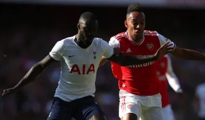 Davinson Sánchez marcando a Aubameyang.