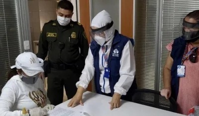 Momento en que se entrega Oneida Pinto.