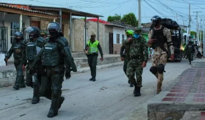 Policía y Ejército en calles de Soledad.