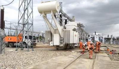 Técnicos trabajando en la recuperación de la subestación Valledupar.