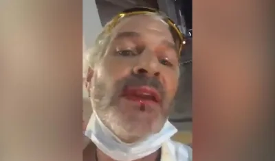 Estadounidense que no usó tapabocas y escupió a trabajador.